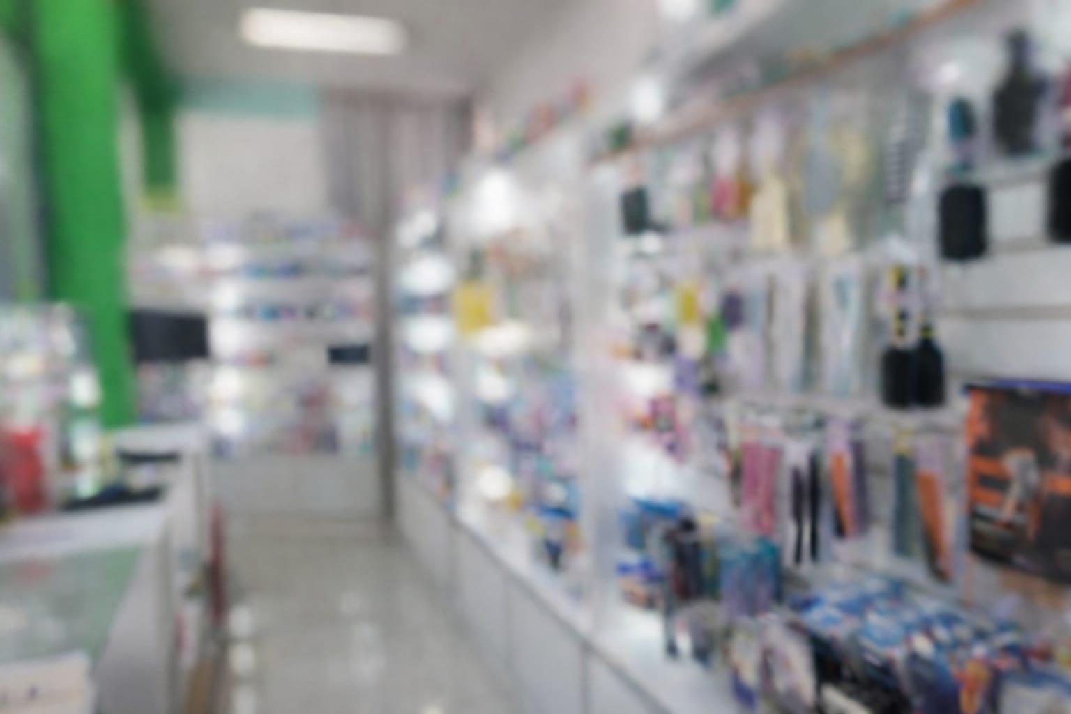 Interior de Farmacia Caribe y sección de regalería CaribeStore con estanterías de productos.